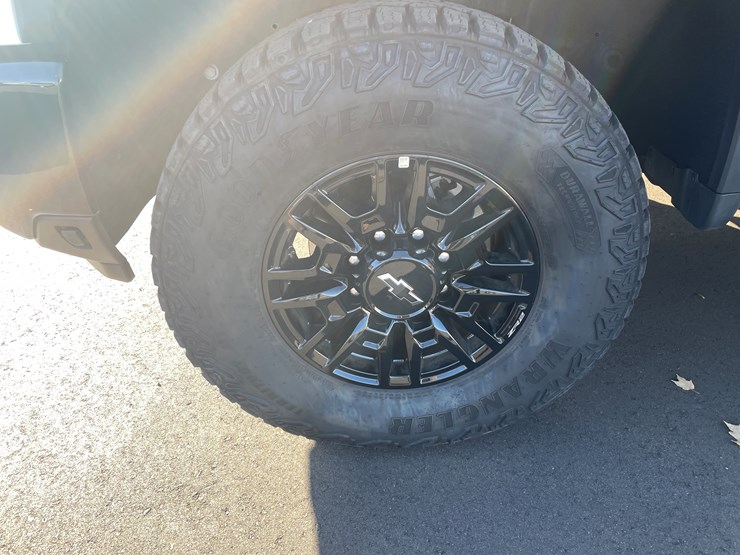 2025-chevrolet-silverado-image-16