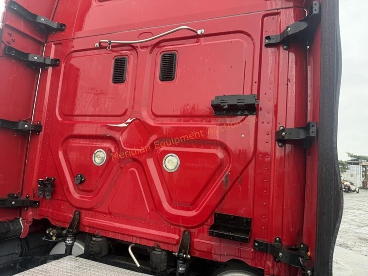 2015-freightliner-cascadia-113-image-26