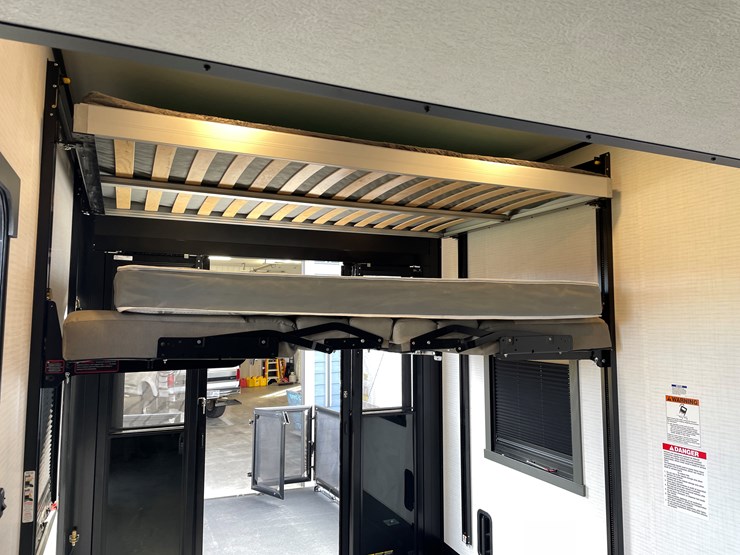 #4502-•-2025-forest-river-xlr-nitro-lux-toy-hauler-(wi-title)-image-39