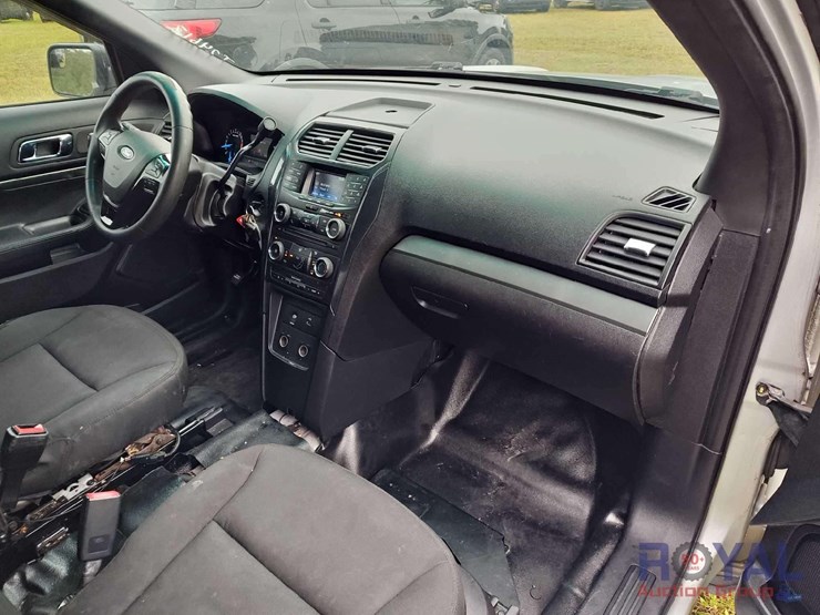 2016-ford-explorer-image-16