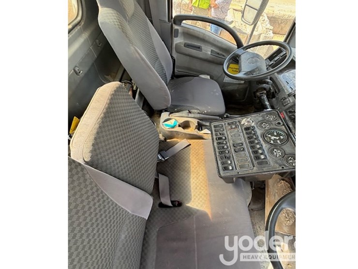 2014-isuzu-nqr-image-12