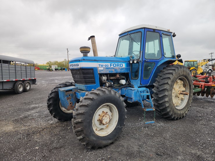 1341-ford-tractor-image-2