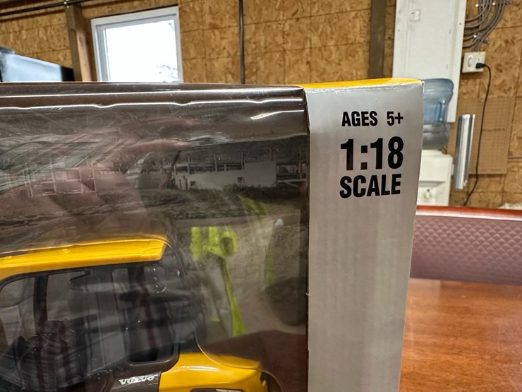 #90d-•-volvo-heavy-equipment-set-image-4