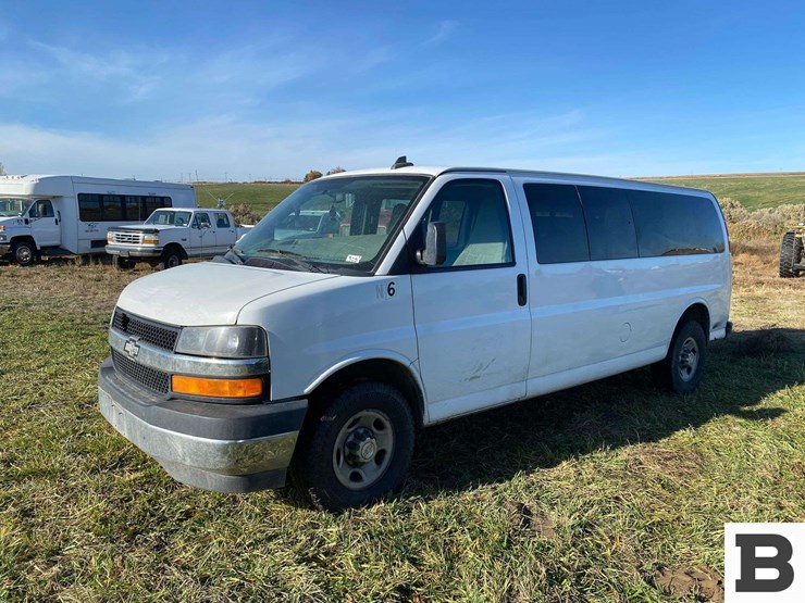 2017-chevrolet-express-3500-image-1