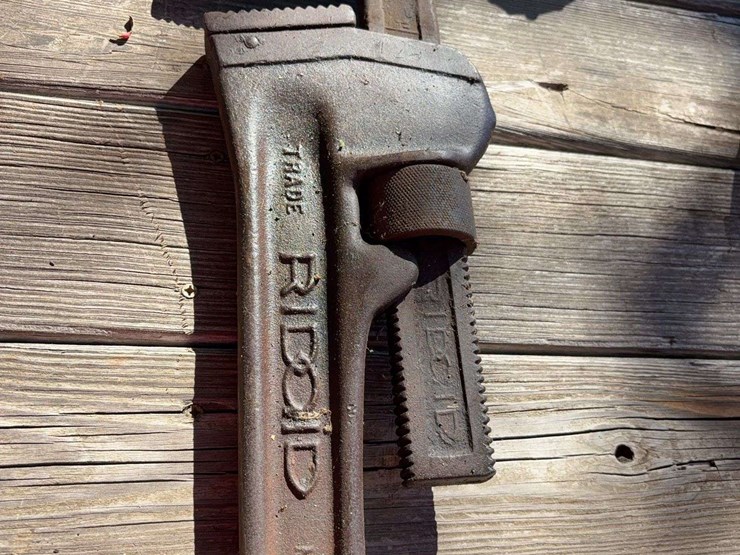 48''-rigid-pipe-wrench-image-2