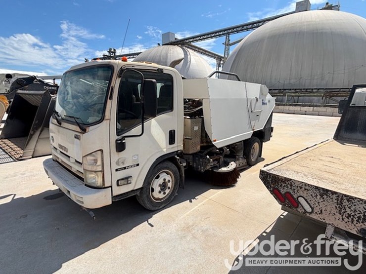 2014-isuzu-nqr-image-1