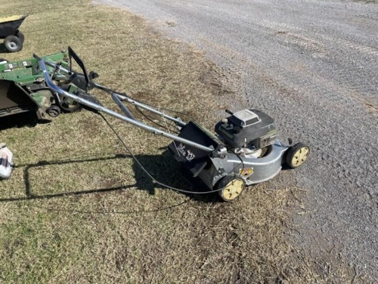 john-deere-143b-21"-cut-gas-push-mower-image-1