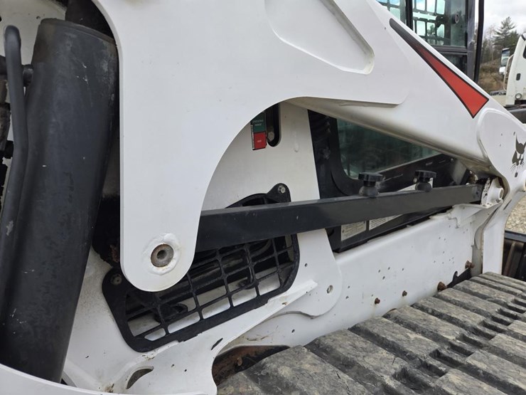 2019-bobcat-t740-image-18