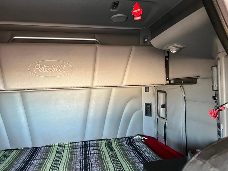 2015-peterbilt-579-image-23