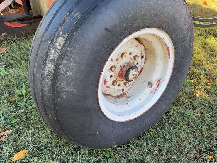 250-bushel-gravity-wagon-with-hyd.-j&m-seed-auger,-double-compartment,-double-door-image-8