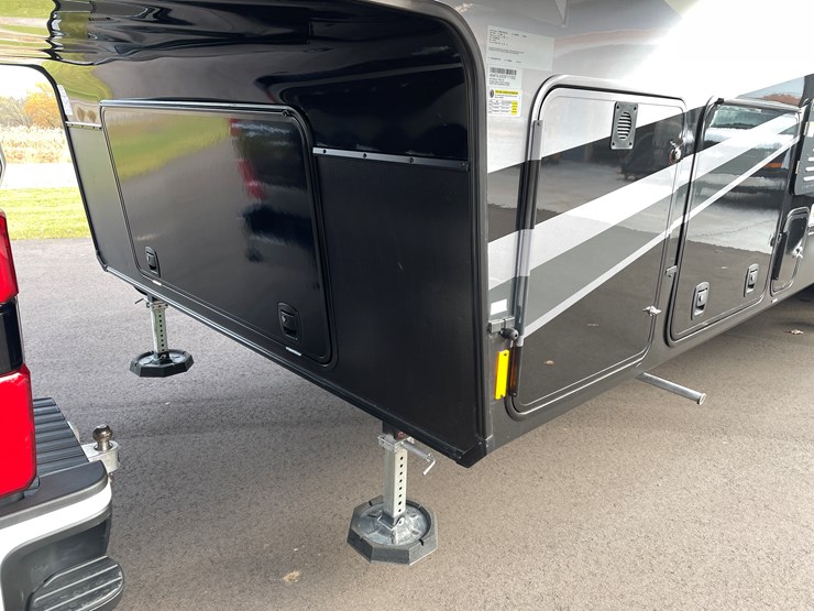 #4502-•-2025-forest-river-xlr-nitro-lux-toy-hauler-(wi-title)-image-12