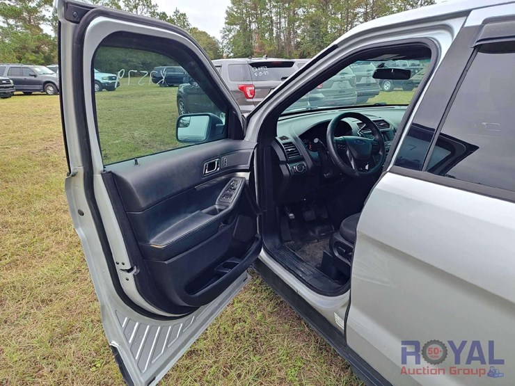 2016-ford-explorer-image-12