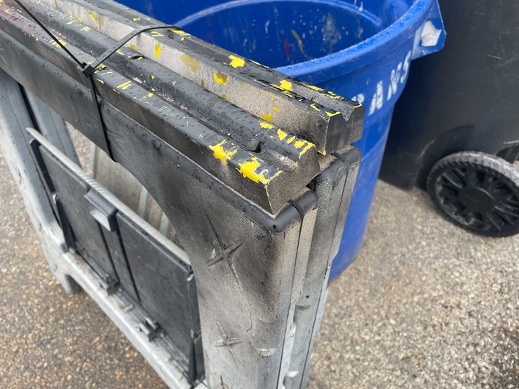 #14072-•-(2)-trash-cans-and-a-pair-of-plastic-sawhorses-(o3)-image-4