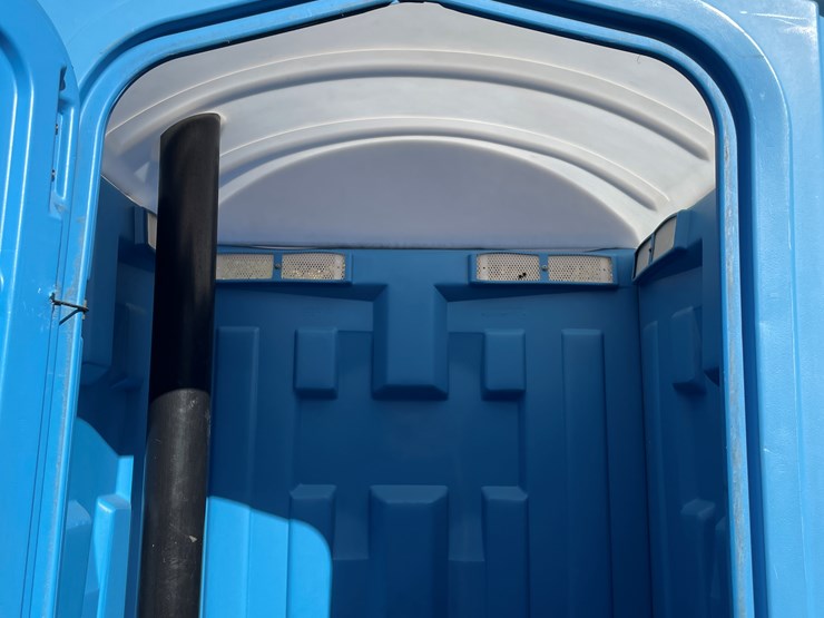 #5667-•-satellite-ind.-inc.-porta-potty-image-3