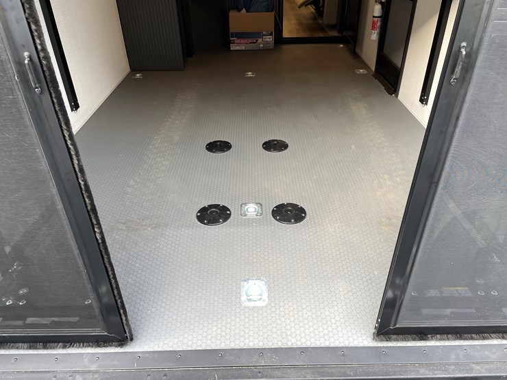 #4502-•-2025-forest-river-xlr-nitro-lux-toy-hauler-(wi-title)-image-35