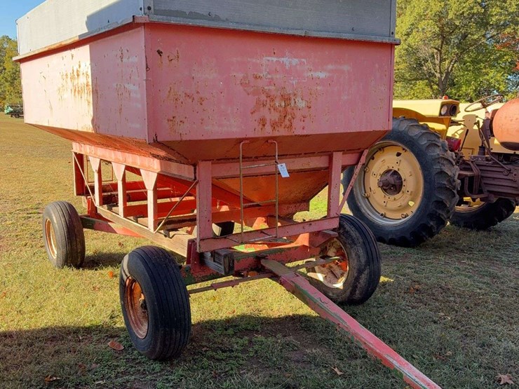 200-bushel-gravity-wagon-on-john-deere-gear-image-3