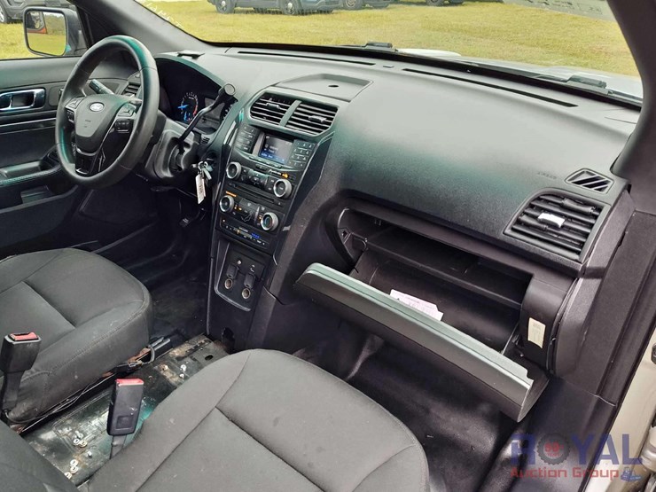 2016-ford-explorer-image-13