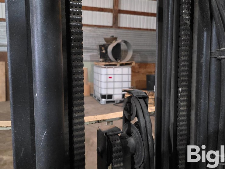 yale-glp060tgnuae087-industrial-forklift-image-11