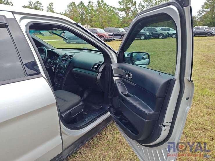 2016-ford-explorer-image-24