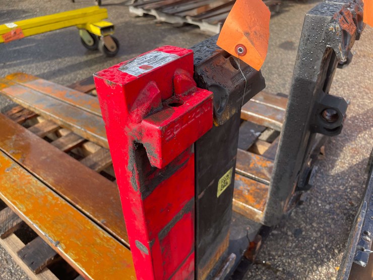 #14069-•-(2)-60"-forks-(o10)-image-4