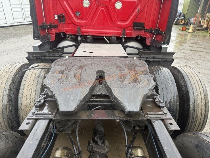 2015-freightliner-cascadia-113-image-13