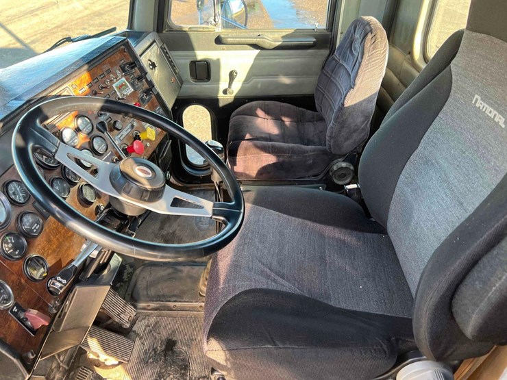 1996-peterbilt-378-image-32