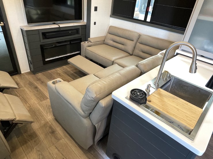 #4502-•-2025-forest-river-xlr-nitro-lux-toy-hauler-(wi-title)-image-77