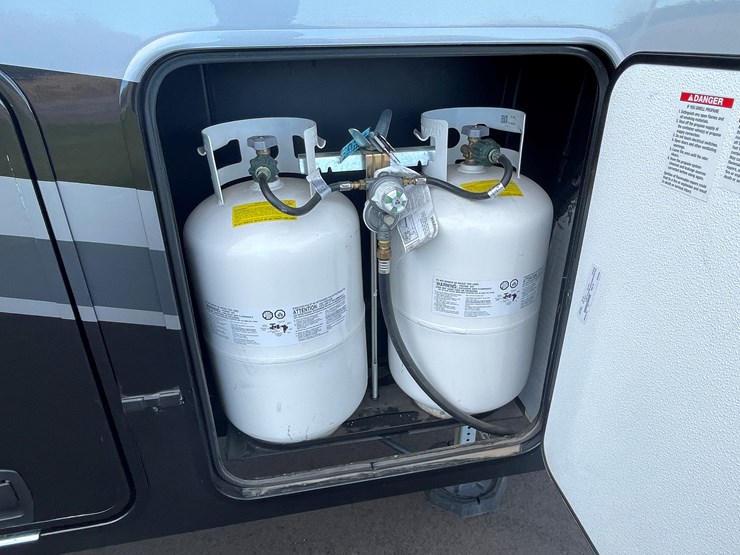 #4502-•-2025-forest-river-xlr-nitro-lux-toy-hauler-(wi-title)-image-82