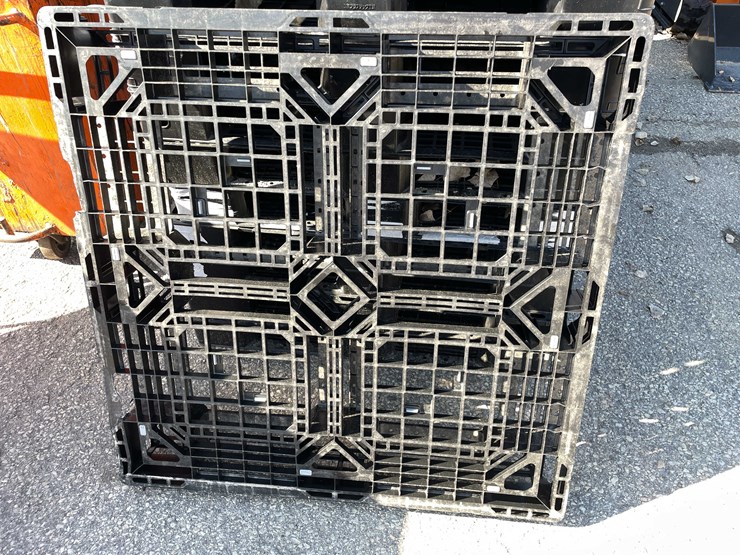 #14018-•-(40)-plastic-pallets-(o11)-image-6