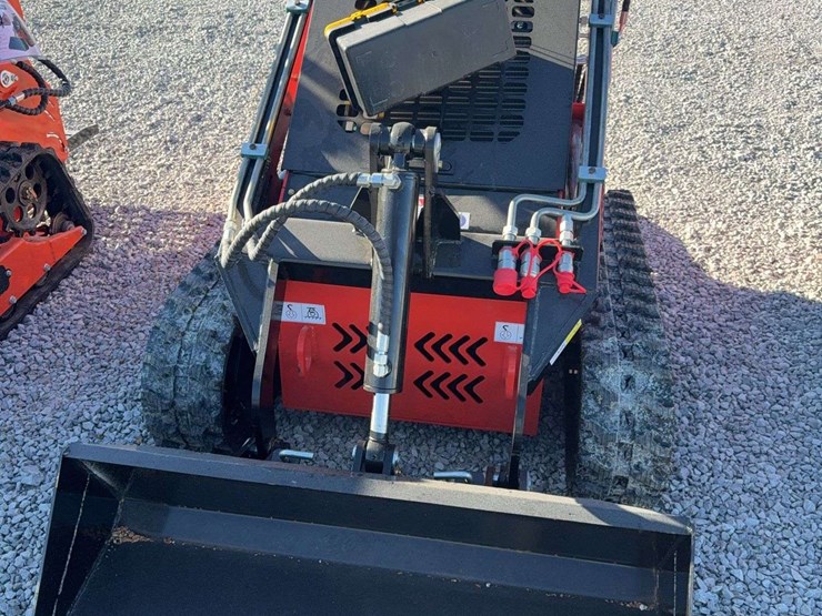 future-ft380r-skid-steer-loader---23hp,-660lbs-operating-load,-0.15m³-bucket-image-2