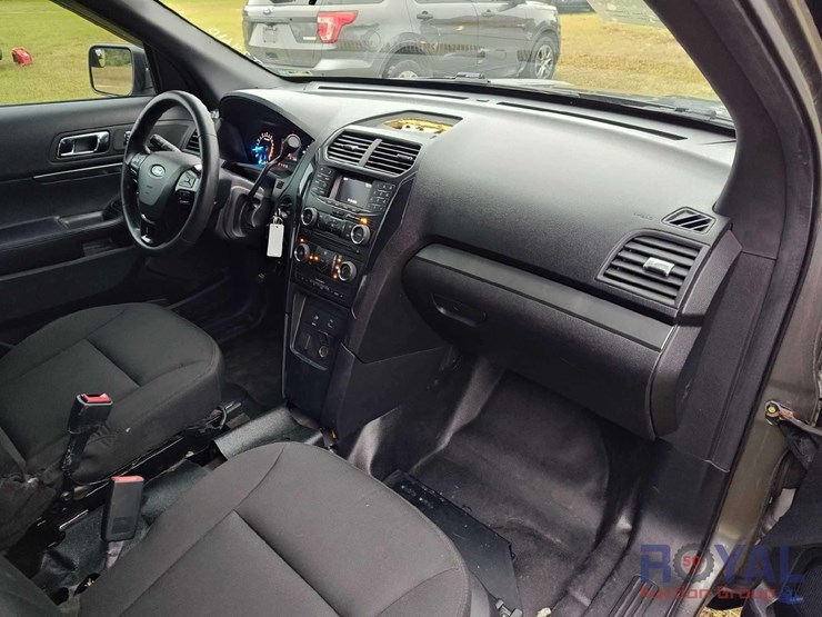 2016-ford-explorer-image-23