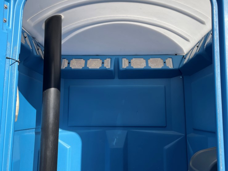 #5662-•-satellite-ind.-inc.-porta-potty-image-3
