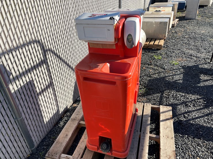 #5680-•-poly-portables-tagalong-hand-wash-station-image-3