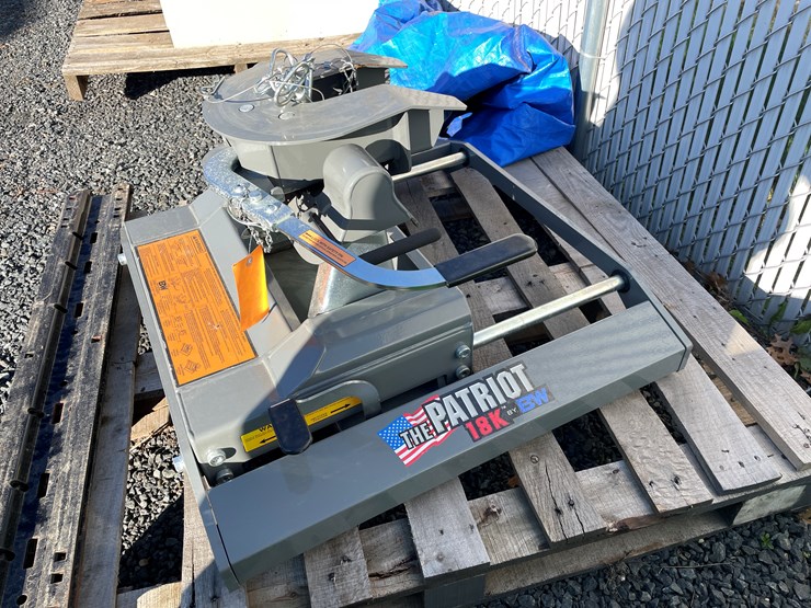 #5683-•-the-patriot-b&w-18,000lb-5th-wheel-hitch-with-universal-brackets-image-5