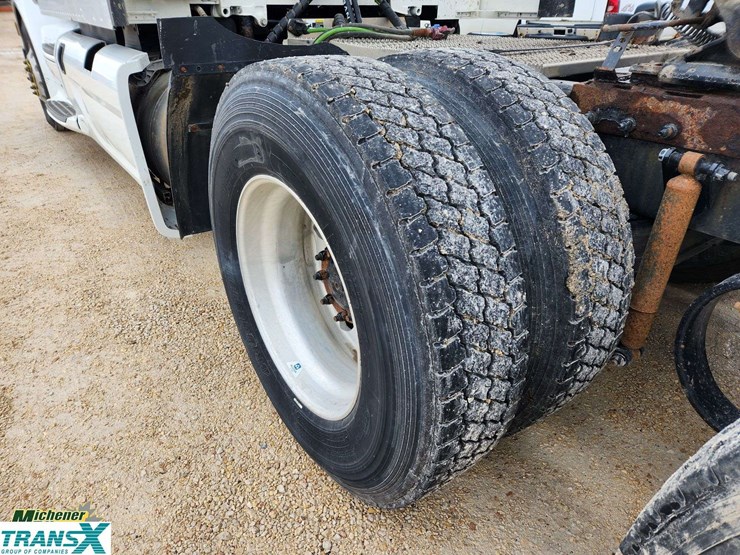 2018-peterbilt-579-image-17