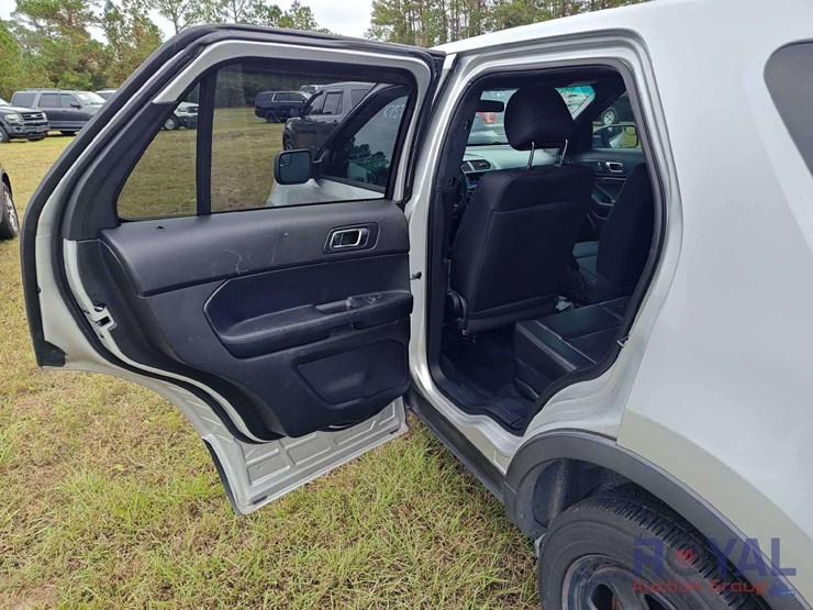 2016-ford-explorer-image-34