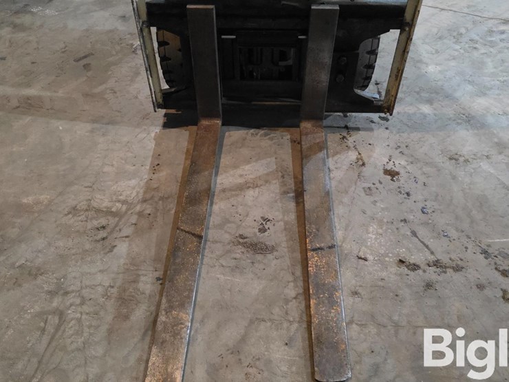 yale-glp060tgnuae087-industrial-forklift-image-19