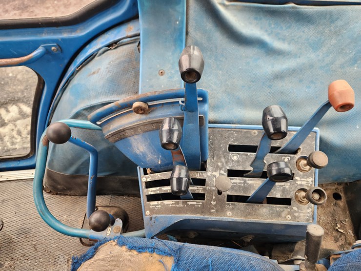 1341-ford-tractor-image-12