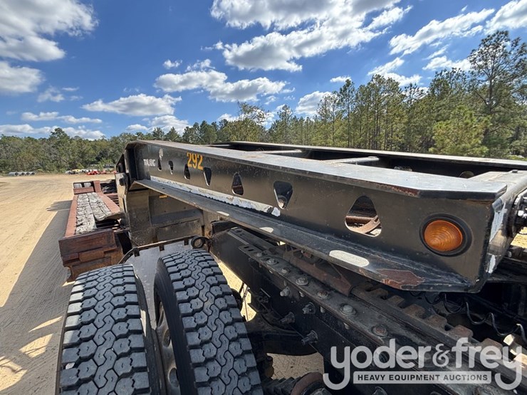 trailking-advantage-series-tri-axle-lowboy-image-23