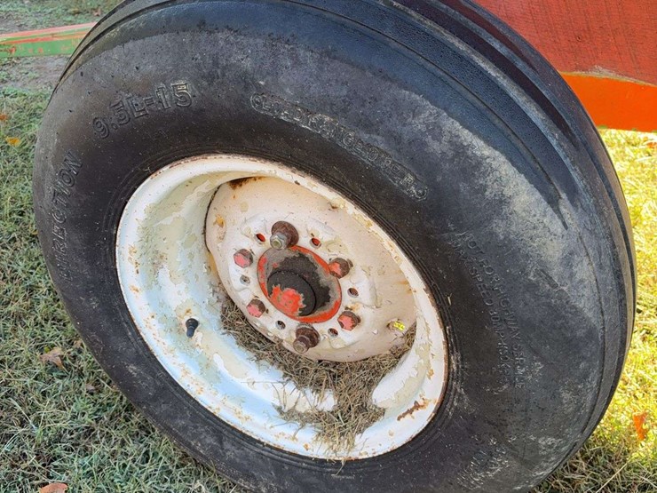 200-bushel-gravity-wagon-on-john-deere-gear-image-9