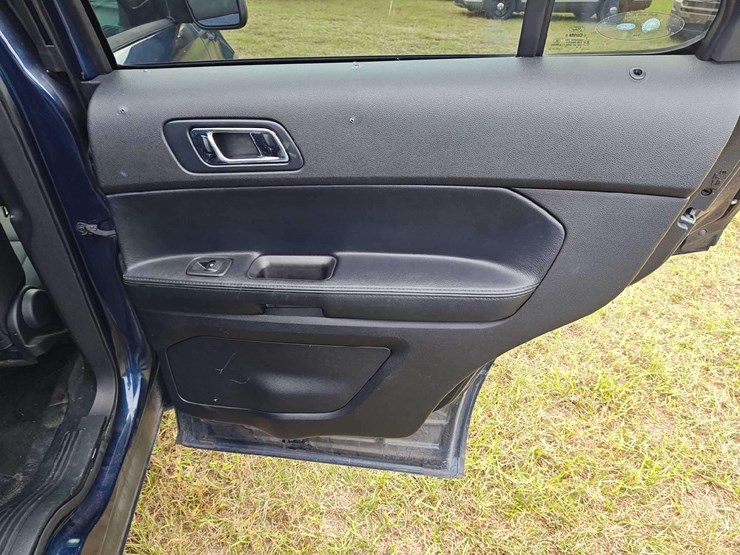 2016-ford-explorer-image-18