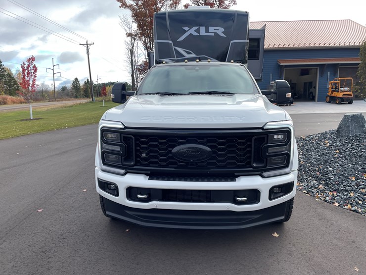 2023-ford-f450-platinum-image-2