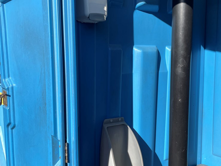 #5665-•-satellite-ind.-inc.-porta-potty-image-4