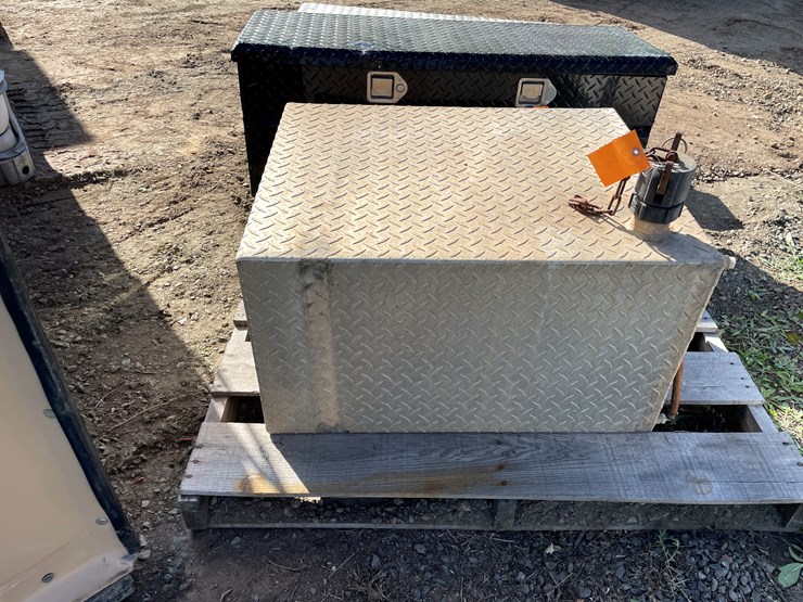 #5710-•-diamond-plate-tank-image-2