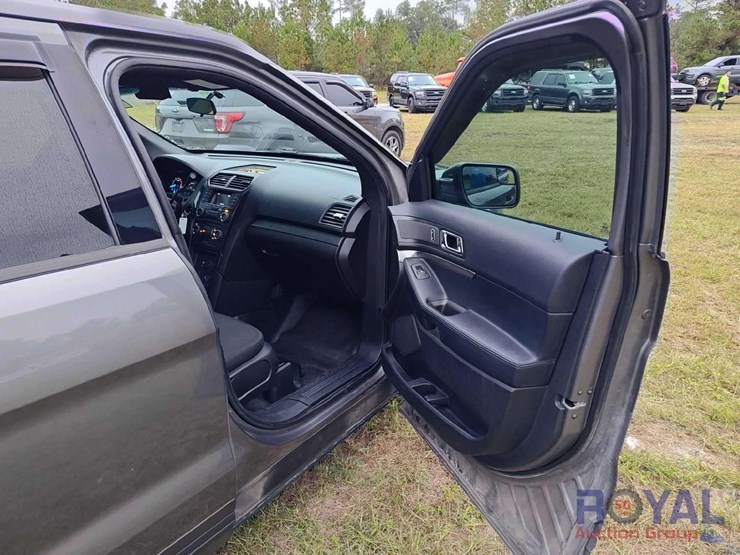 2016-ford-explorer-image-21