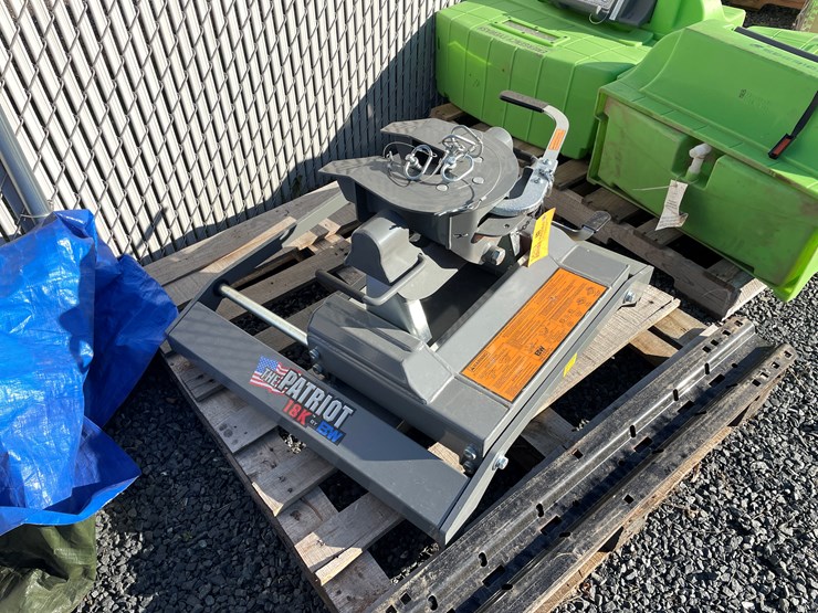 #5683-•-the-patriot-b&w-18,000lb-5th-wheel-hitch-with-universal-brackets-image-2