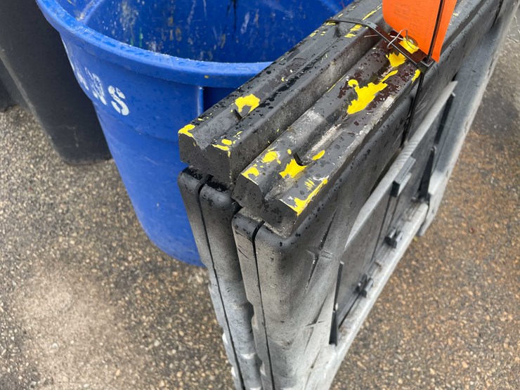 #14072-•-(2)-trash-cans-and-a-pair-of-plastic-sawhorses-(o3)-image-3