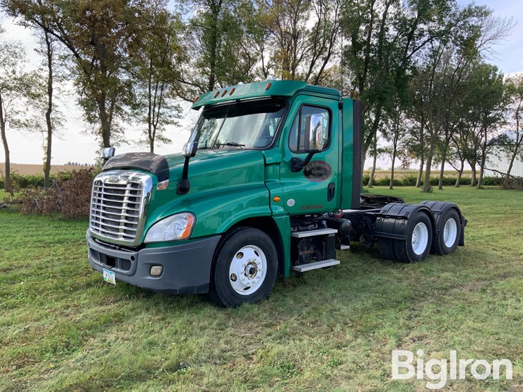 2016-freightliner-cascadia-125-image-1