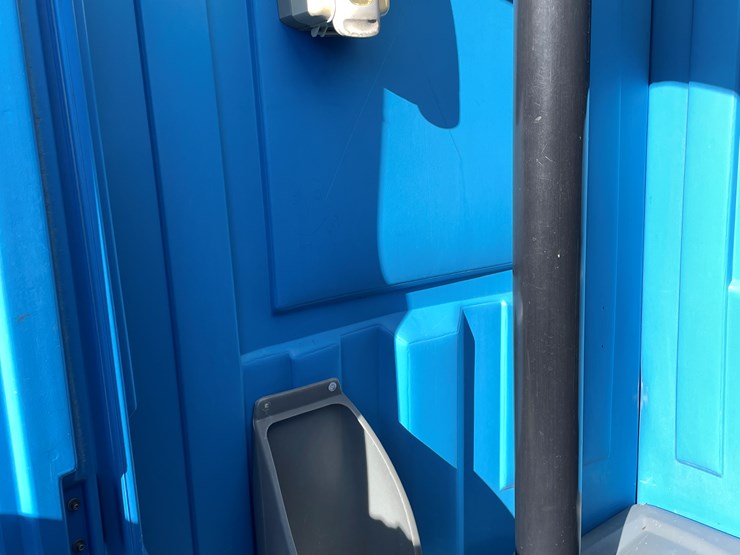 #5666-•-satellite-ind.-inc.-porta-potty-image-4