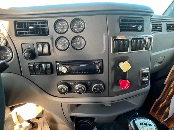 2014-peterbilt-579-image-21